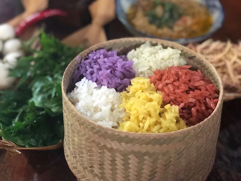 Cách nấu xôi ngũ sắc của người Thái