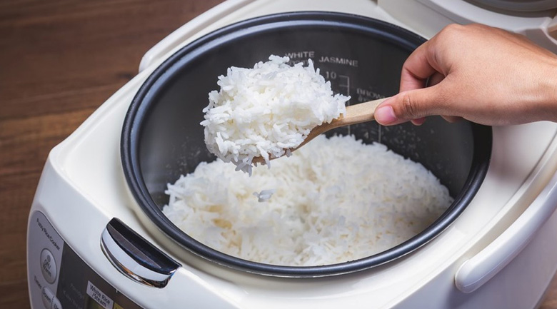 Cơm nấu bằng tủ nấu cơm có ngon không? 5 lý do bạn nên chọn cơm nấu bằng tủ nấu cơm có ngon không, so sánh