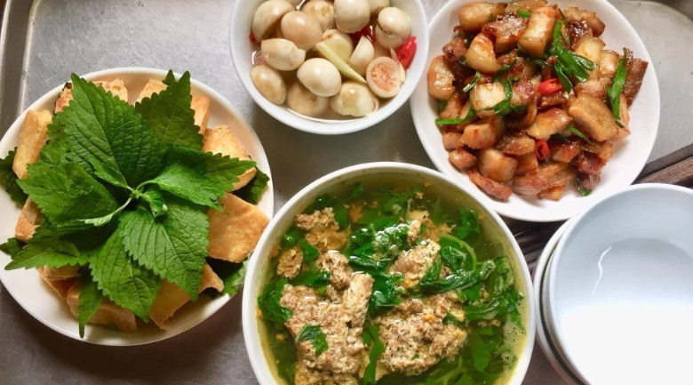 Hướng dẫn cách nấu canh cua mùng tơi với 5 bước đơn giản cách nấu canh cua mùng tơi, múc canh cua ra bát