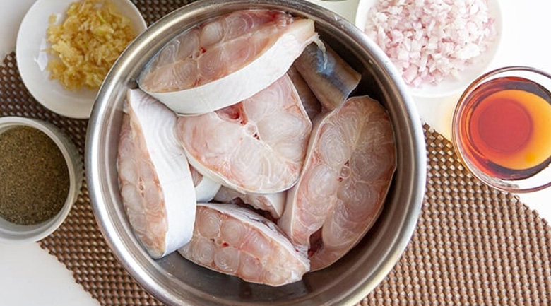 Hướng dẫn làm cá thu kho nước chè với 5 bước đơn giản hướng dẫn làm cá thu kho nước chè, xếp cá