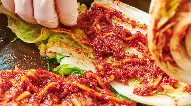 Hướng dẫn làm kim chi đúng chuẩn Hàn Quốc với 5 bước đơn giản hướng dẫn làm kim chi đúng chuẩn Hàn Quốc, phết sốt