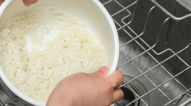 nấu cơm bằng bếp gas, vo gạo